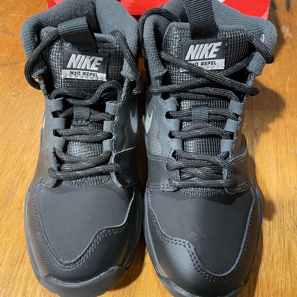 Brand new in box kids Nike Dual Fusion Hills Mid boot. Water resistant. - Picture 2 of 5